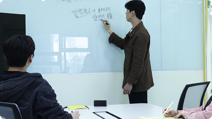 홈페이지 제작 강의 설명하는 강사와 청자 이미지